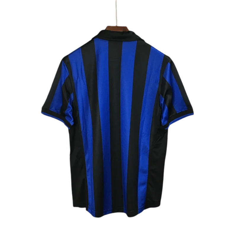 https://cdn.shopify.com/s/files/1/0826/7228/8075/files/19981999-inter-milan-pirelli-home-retro-kit-classickits433-423410.webp?v=1741198869