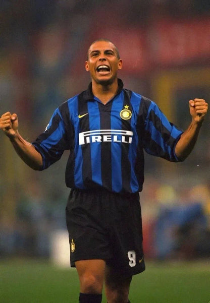 https://cdn.shopify.com/s/files/1/0826/7228/8075/files/19981999-inter-milan-pirelli-home-retro-kit-classickits433-592701.webp?v=1741198871