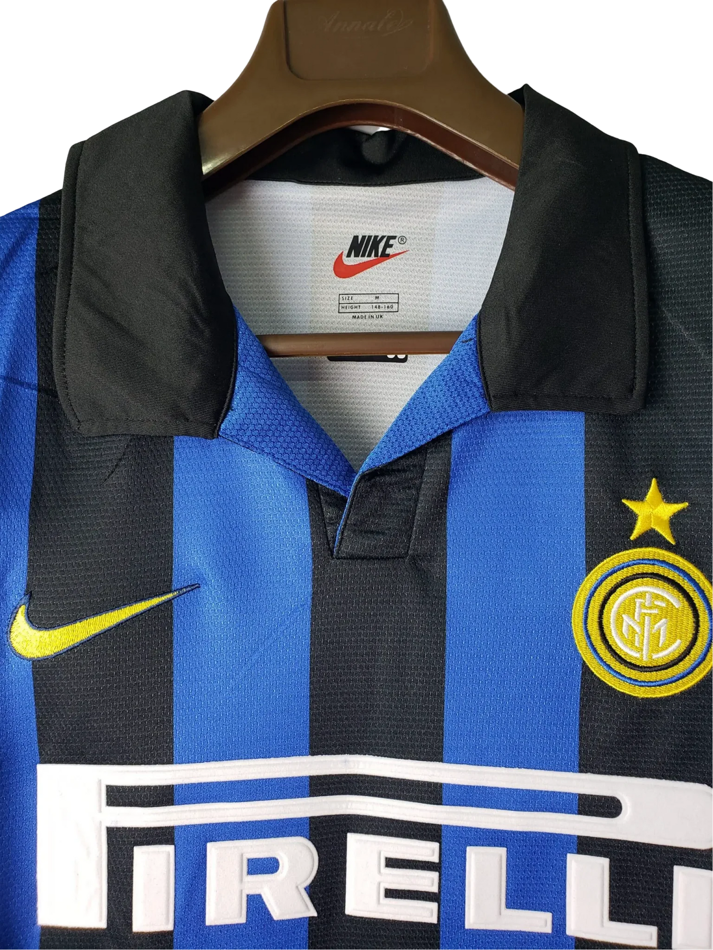 https://cdn.shopify.com/s/files/1/0826/7228/8075/files/19981999-inter-milan-pirelli-home-retro-kit-classickits433-797721.webp?v=1741198869