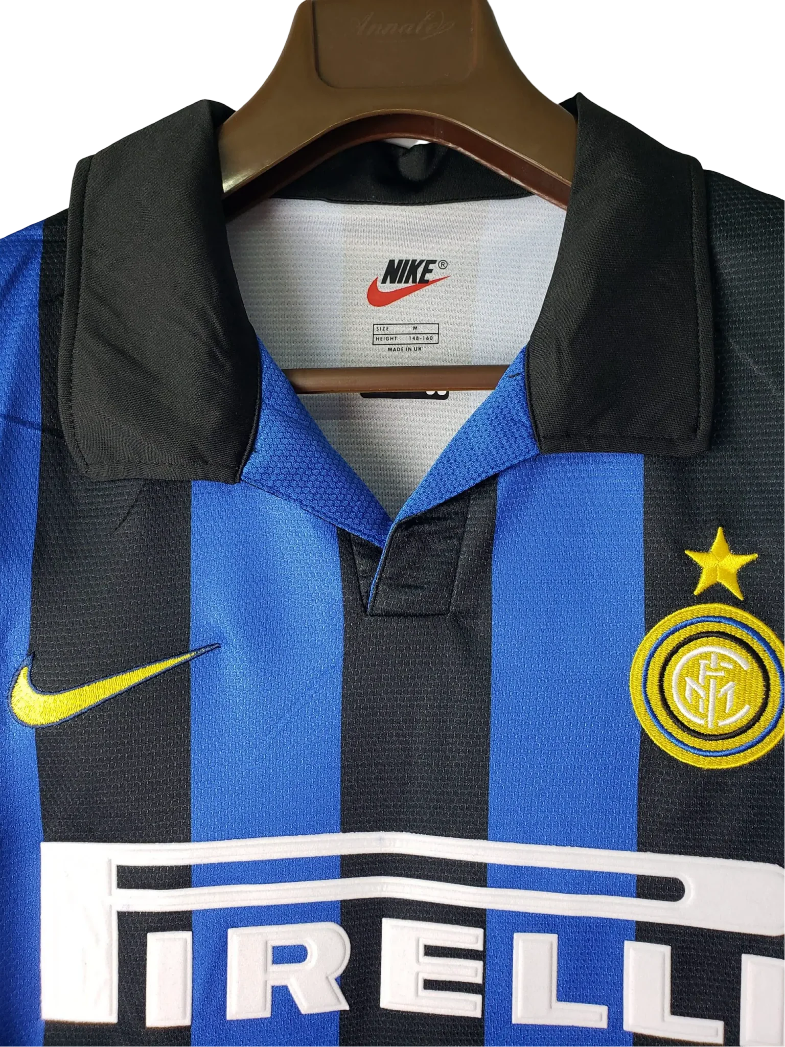 https://cdn.shopify.com/s/files/1/0826/7228/8075/files/19981999-inter-milan-pirelli-home-retro-kit-classickits433-797721.webp?v=1741198869