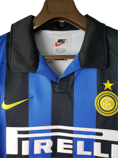 https://cdn.shopify.com/s/files/1/0826/7228/8075/files/19981999-inter-milan-pirelli-home-retro-kit-classickits433-797721.webp?v=1741198869