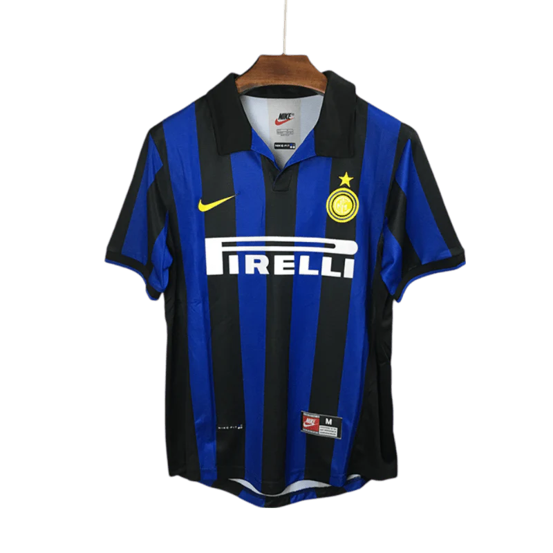 https://cdn.shopify.com/s/files/1/0826/7228/8075/files/19981999-inter-milan-pirelli-home-retro-kit-classickits433-925237.webp?v=1741198869