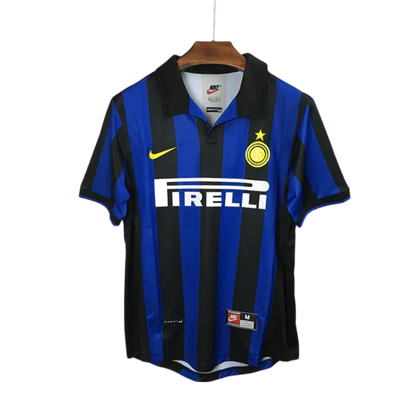 https://cdn.shopify.com/s/files/1/0826/7228/8075/files/19981999-inter-milan-pirelli-home-retro-kit-classickits433-925237.webp?v=1741198869