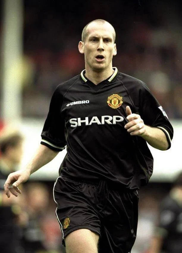 https://cdn.shopify.com/s/files/1/0826/7228/8075/files/19981999-manchester-united-sahrp-black-third-retro-kit-classickits433-197297.webp?v=1741199150