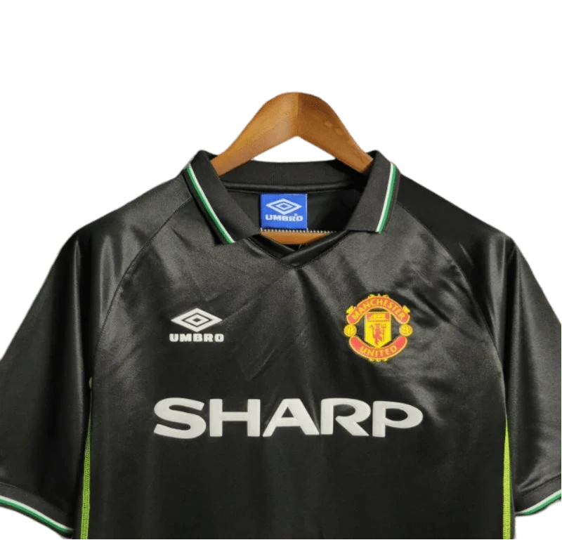 https://cdn.shopify.com/s/files/1/0826/7228/8075/files/19981999-manchester-united-sahrp-black-third-retro-kit-classickits433-199541.webp?v=1741199148