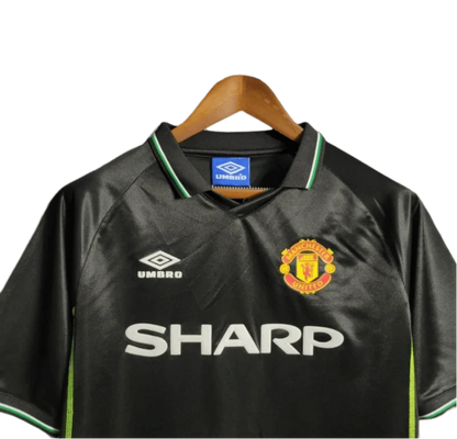 https://cdn.shopify.com/s/files/1/0826/7228/8075/files/19981999-manchester-united-sahrp-black-third-retro-kit-classickits433-199541.webp?v=1741199148