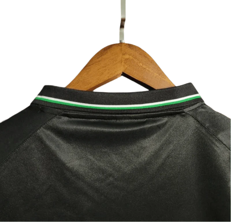 https://cdn.shopify.com/s/files/1/0826/7228/8075/files/19981999-manchester-united-sahrp-black-third-retro-kit-classickits433-215121.webp?v=1741199149