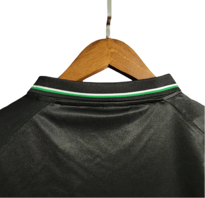 https://cdn.shopify.com/s/files/1/0826/7228/8075/files/19981999-manchester-united-sahrp-black-third-retro-kit-classickits433-215121.webp?v=1741199149
