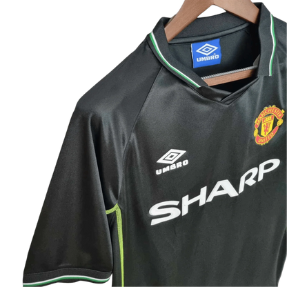 https://cdn.shopify.com/s/files/1/0826/7228/8075/files/19981999-manchester-united-sahrp-black-third-retro-kit-classickits433-319750.webp?v=1741199150
