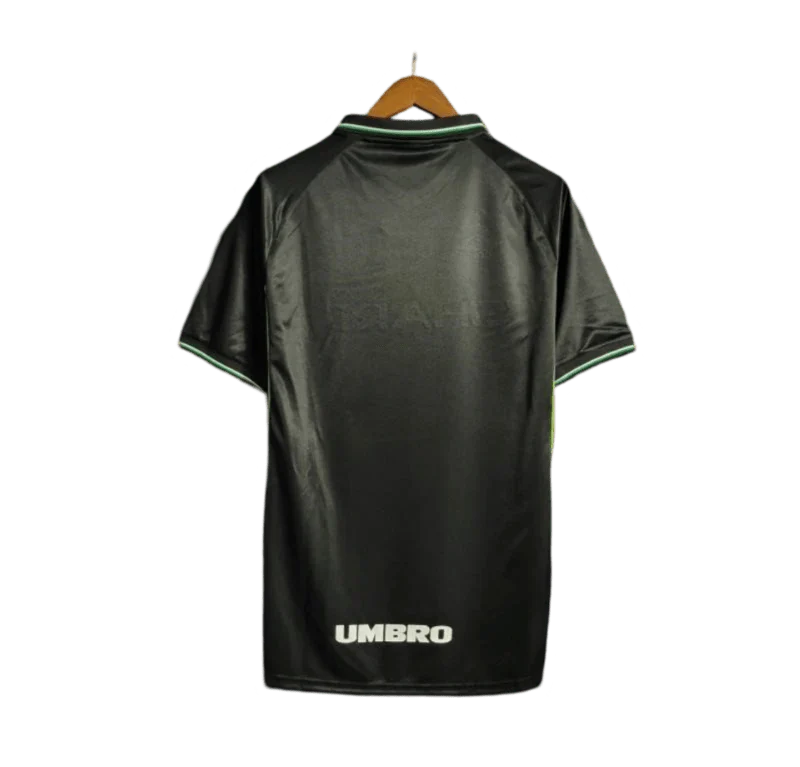 https://cdn.shopify.com/s/files/1/0826/7228/8075/files/19981999-manchester-united-sahrp-black-third-retro-kit-classickits433-547258.webp?v=1741199148