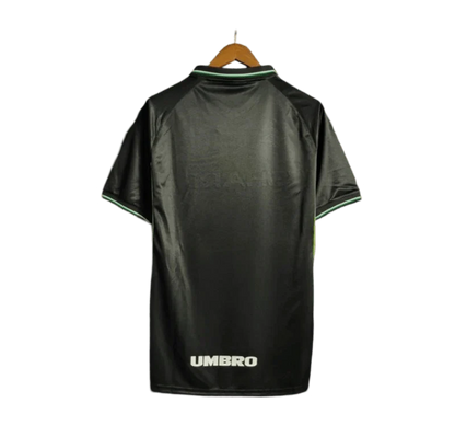 https://cdn.shopify.com/s/files/1/0826/7228/8075/files/19981999-manchester-united-sahrp-black-third-retro-kit-classickits433-547258.webp?v=1741199148