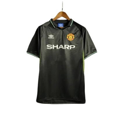 https://cdn.shopify.com/s/files/1/0826/7228/8075/files/19981999-manchester-united-sahrp-black-third-retro-kit-classickits433-593735.webp?v=1741199151