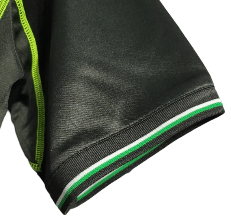 https://cdn.shopify.com/s/files/1/0826/7228/8075/files/19981999-manchester-united-sahrp-black-third-retro-kit-classickits433-839373.webp?v=1741199152