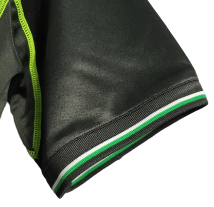 https://cdn.shopify.com/s/files/1/0826/7228/8075/files/19981999-manchester-united-sahrp-black-third-retro-kit-classickits433-839373.webp?v=1741199152