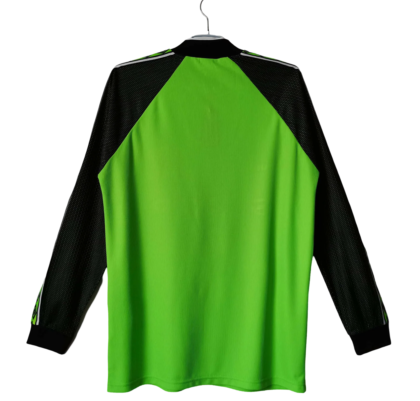 https://cdn.shopify.com/s/files/1/0826/7228/8075/files/19981999-manchester-united-sharp-green-gk-retro-kit-long-sleeves-classickits433-365700.webp?v=1741197686