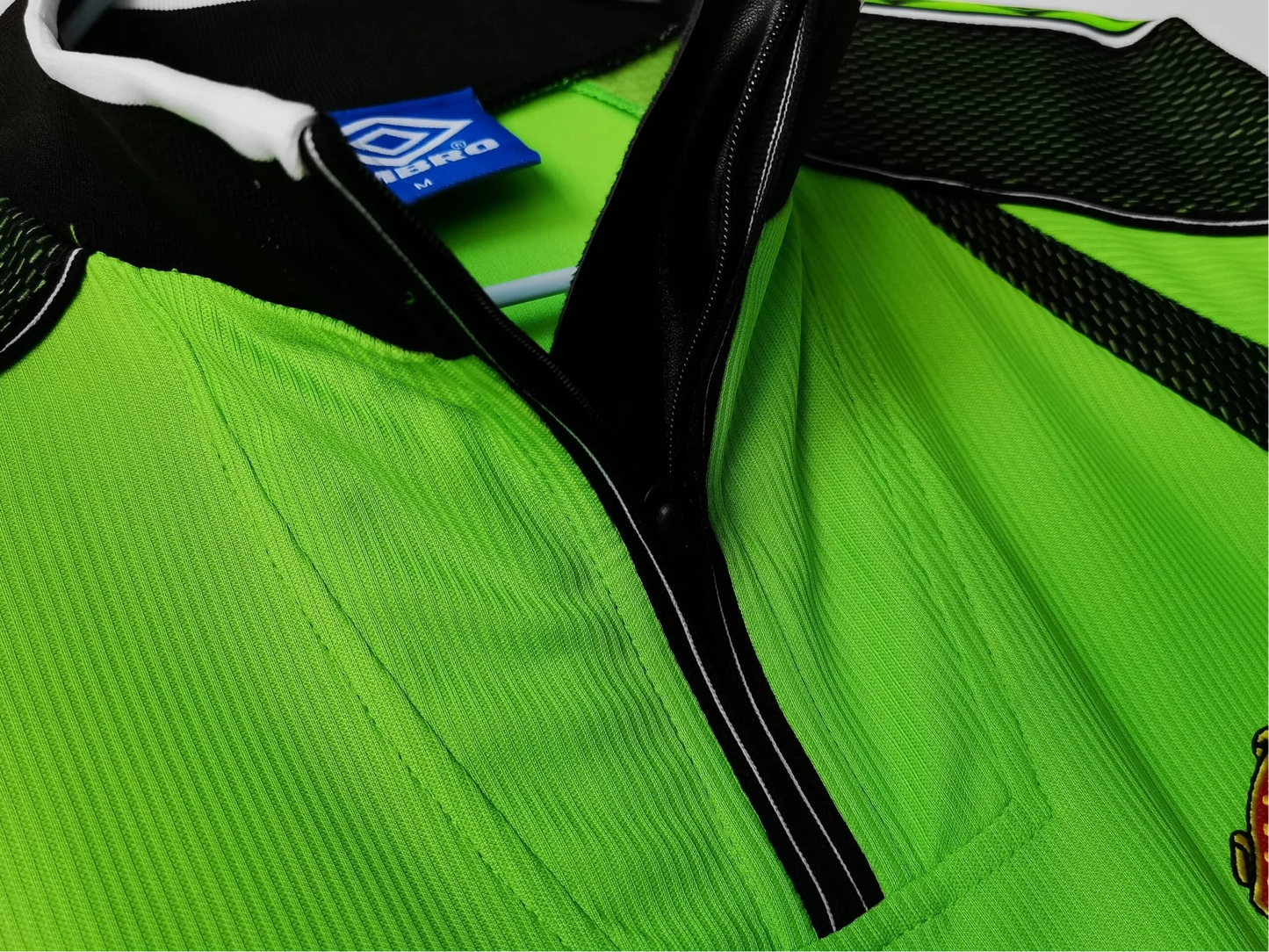 https://cdn.shopify.com/s/files/1/0826/7228/8075/files/19981999-manchester-united-sharp-green-gk-retro-kit-long-sleeves-classickits433-735619.webp?v=1741197688