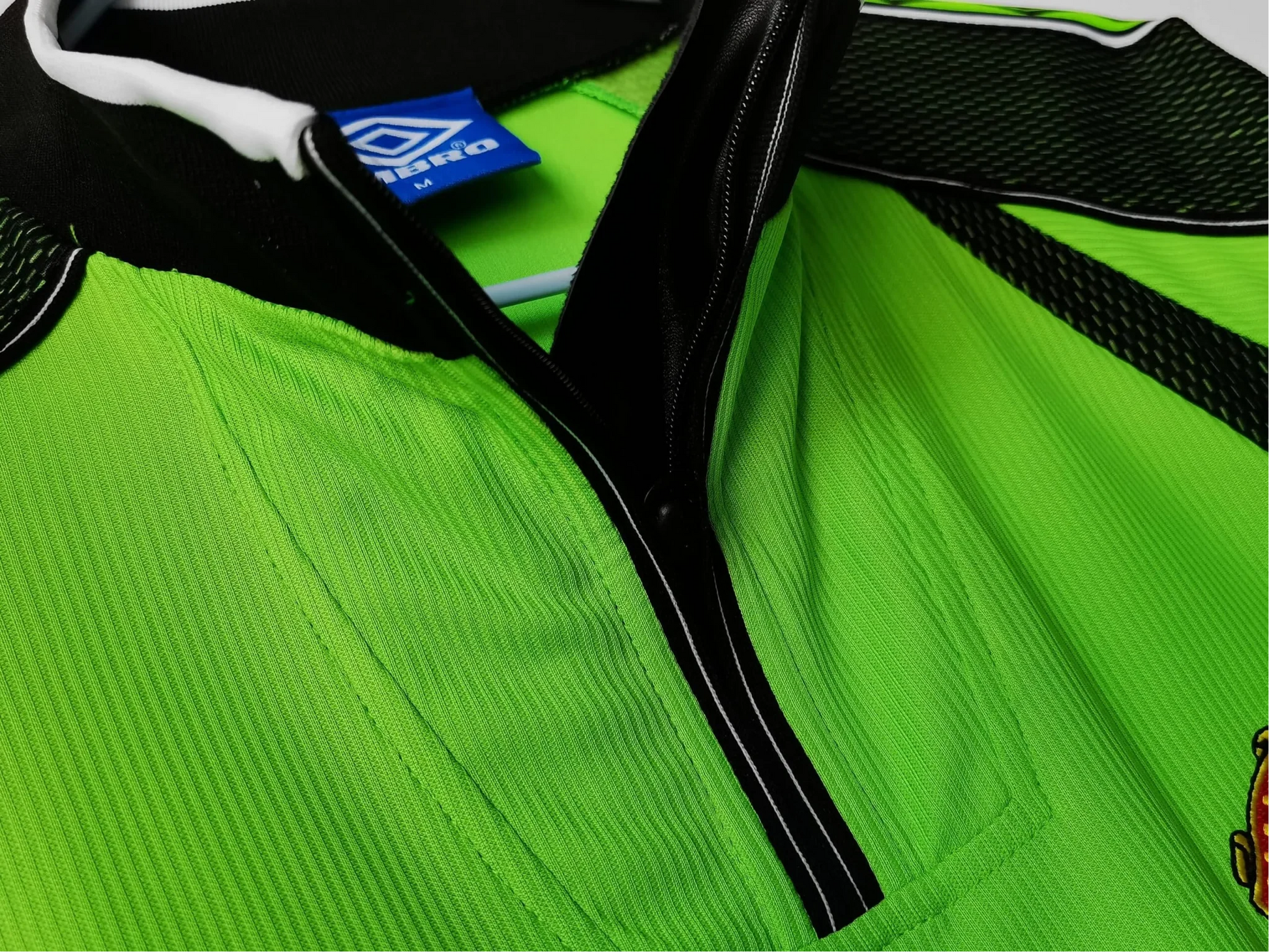https://cdn.shopify.com/s/files/1/0826/7228/8075/files/19981999-manchester-united-sharp-green-gk-retro-kit-long-sleeves-classickits433-735619.webp?v=1741197688