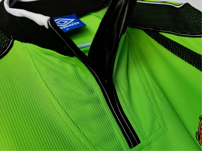 https://cdn.shopify.com/s/files/1/0826/7228/8075/files/19981999-manchester-united-sharp-green-gk-retro-kit-long-sleeves-classickits433-735619.webp?v=1741197688