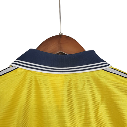 https://cdn.shopify.com/s/files/1/0826/7228/8075/files/19981999-olympique-de-marseille-ericsson-away-retro-jersey-543363.webp?v=1741199400