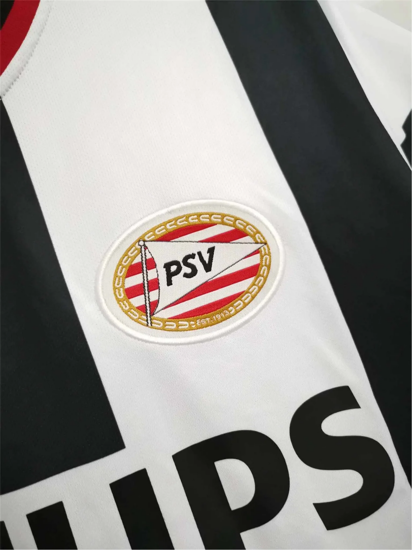 https://cdn.shopify.com/s/files/1/0826/7228/8075/files/19981999-psv-eindhoven-philips-away-blackwhite-retro-kit-classickits433-182141.webp?v=1741198359