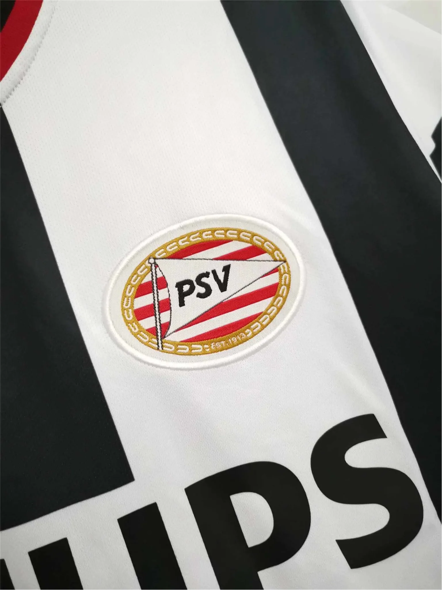 https://cdn.shopify.com/s/files/1/0826/7228/8075/files/19981999-psv-eindhoven-philips-away-blackwhite-retro-kit-classickits433-182141.webp?v=1741198359