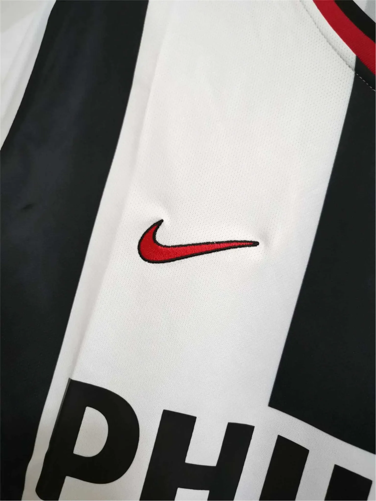 https://cdn.shopify.com/s/files/1/0826/7228/8075/files/19981999-psv-eindhoven-philips-away-blackwhite-retro-kit-classickits433-501636.webp?v=1741198356