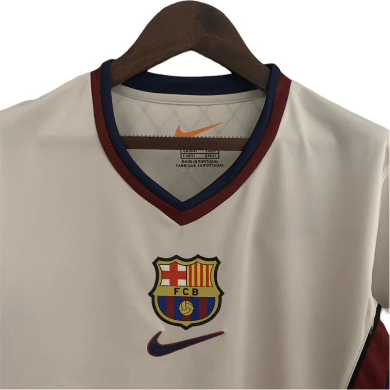 https://cdn.shopify.com/s/files/1/0826/7228/8075/files/19982000-fc-barcelona-away-retro-kit-classickits433-711487.webp?v=1741199035