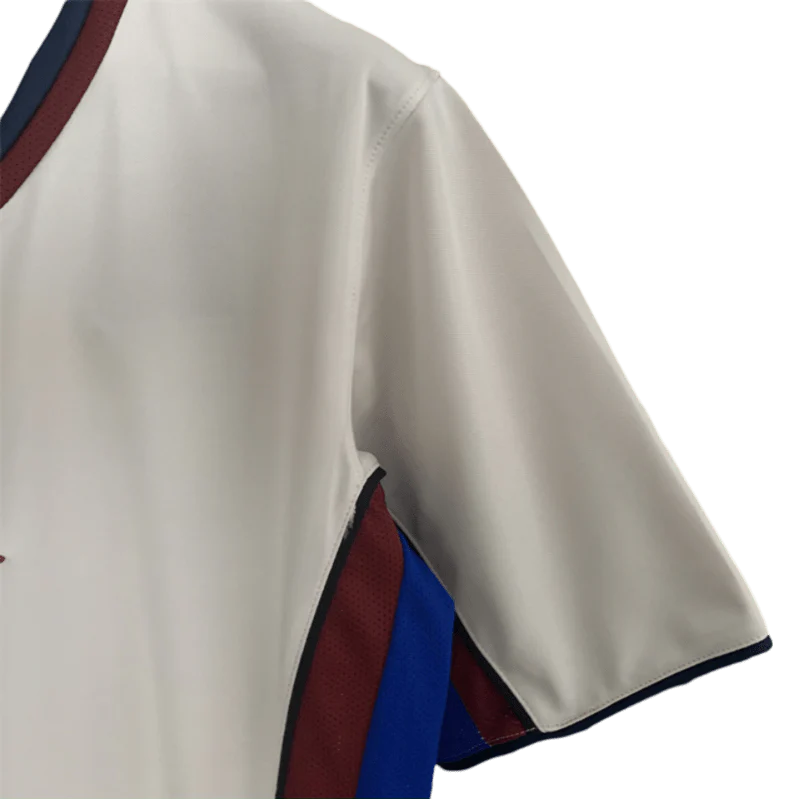 https://cdn.shopify.com/s/files/1/0826/7228/8075/files/19982000-fc-barcelona-away-retro-kit-classickits433-749402.webp?v=1741199034