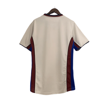 https://cdn.shopify.com/s/files/1/0826/7228/8075/files/19982000-fc-barcelona-away-retro-kit-classickits433-813218.webp?v=1741199036