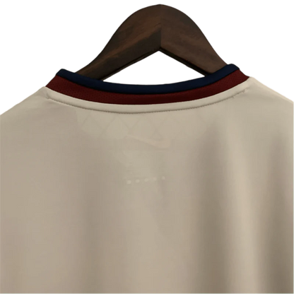 https://cdn.shopify.com/s/files/1/0826/7228/8075/files/19982000-fc-barcelona-away-retro-kit-classickits433-913101.webp?v=1741199035