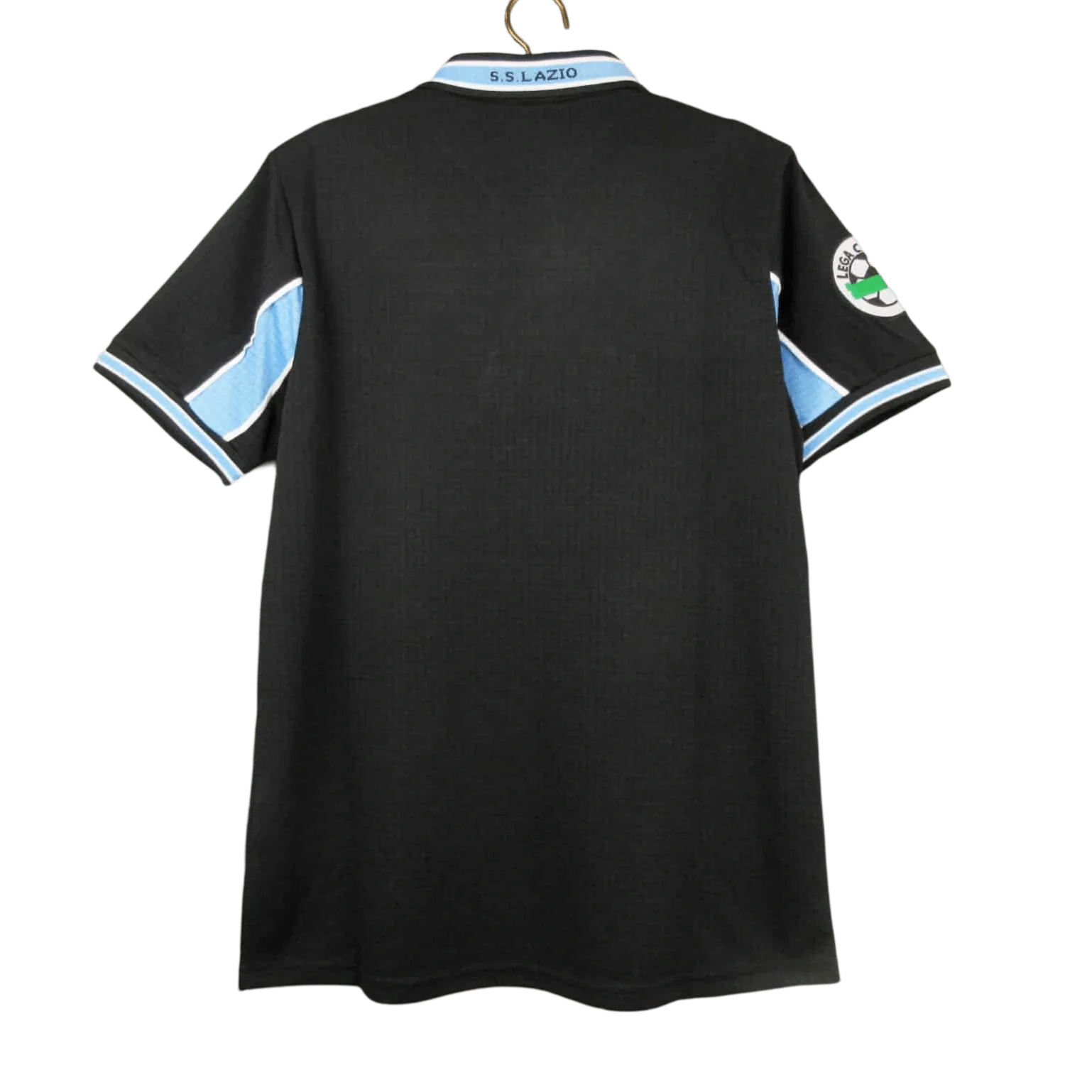 https://cdn.shopify.com/s/files/1/0826/7228/8075/files/19982000-lazio-cirio-black-third-retro-kit-classickits433-170103.webp?v=1741199014