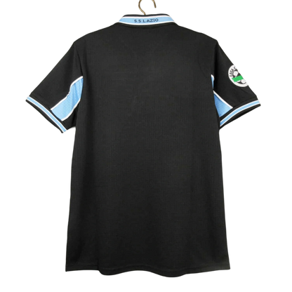 https://cdn.shopify.com/s/files/1/0826/7228/8075/files/19982000-lazio-cirio-black-third-retro-kit-classickits433-170103.webp?v=1741199014