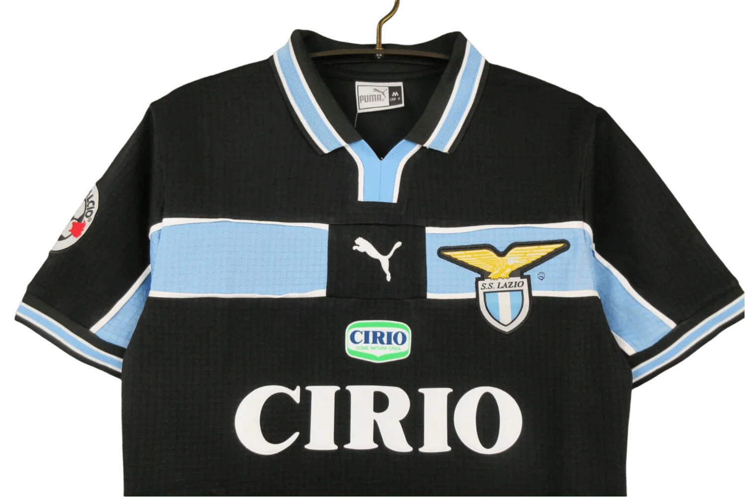 https://cdn.shopify.com/s/files/1/0826/7228/8075/files/19982000-lazio-cirio-black-third-retro-kit-classickits433-436780.webp?v=1741199015