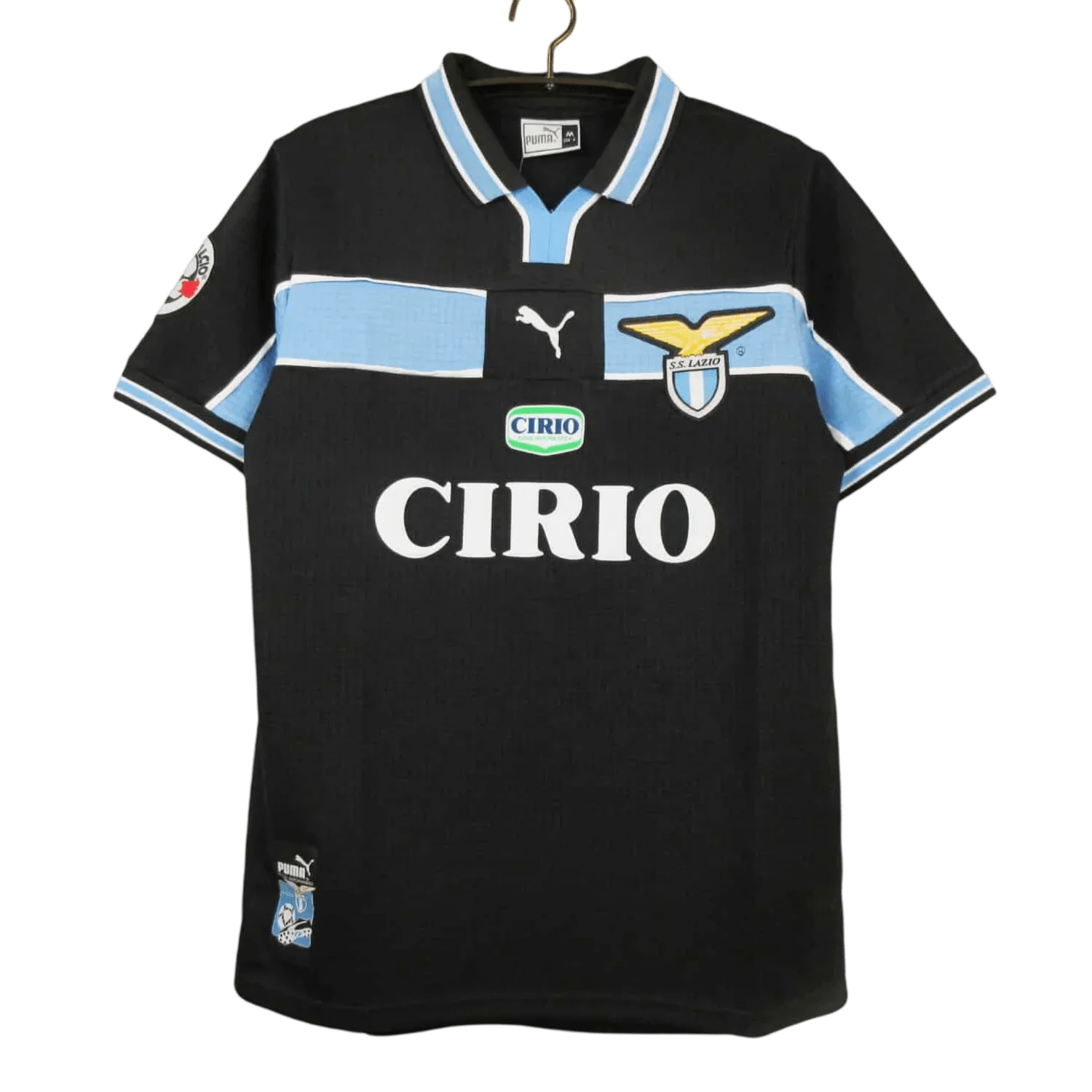 https://cdn.shopify.com/s/files/1/0826/7228/8075/files/19982000-lazio-cirio-black-third-retro-kit-classickits433-568510.webp?v=1741199015