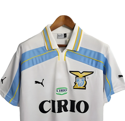 https://cdn.shopify.com/s/files/1/0826/7228/8075/files/19982000-lazio-cirio-puma-away-retro-kit-classickits433-687386.webp?v=1741199018