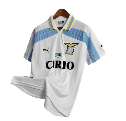 https://cdn.shopify.com/s/files/1/0826/7228/8075/files/19982000-lazio-cirio-puma-away-retro-kit-classickits433-716654.webp?v=1741199019