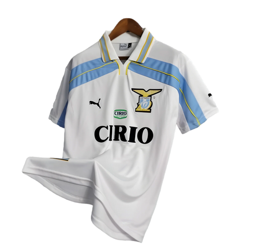 https://cdn.shopify.com/s/files/1/0826/7228/8075/files/19982000-lazio-cirio-puma-away-retro-kit-classickits433-716654.webp?v=1741199019