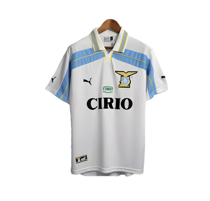 https://cdn.shopify.com/s/files/1/0826/7228/8075/files/19982000-lazio-cirio-puma-away-retro-kit-classickits433-936650.webp?v=1741199020