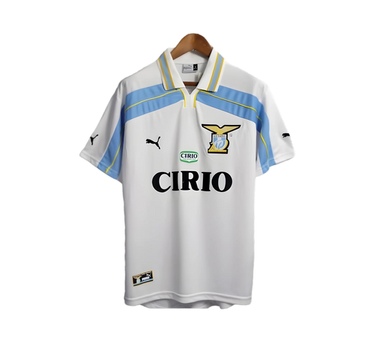 https://cdn.shopify.com/s/files/1/0826/7228/8075/files/19982000-lazio-cirio-puma-away-retro-kit-classickits433-936650.webp?v=1741199020