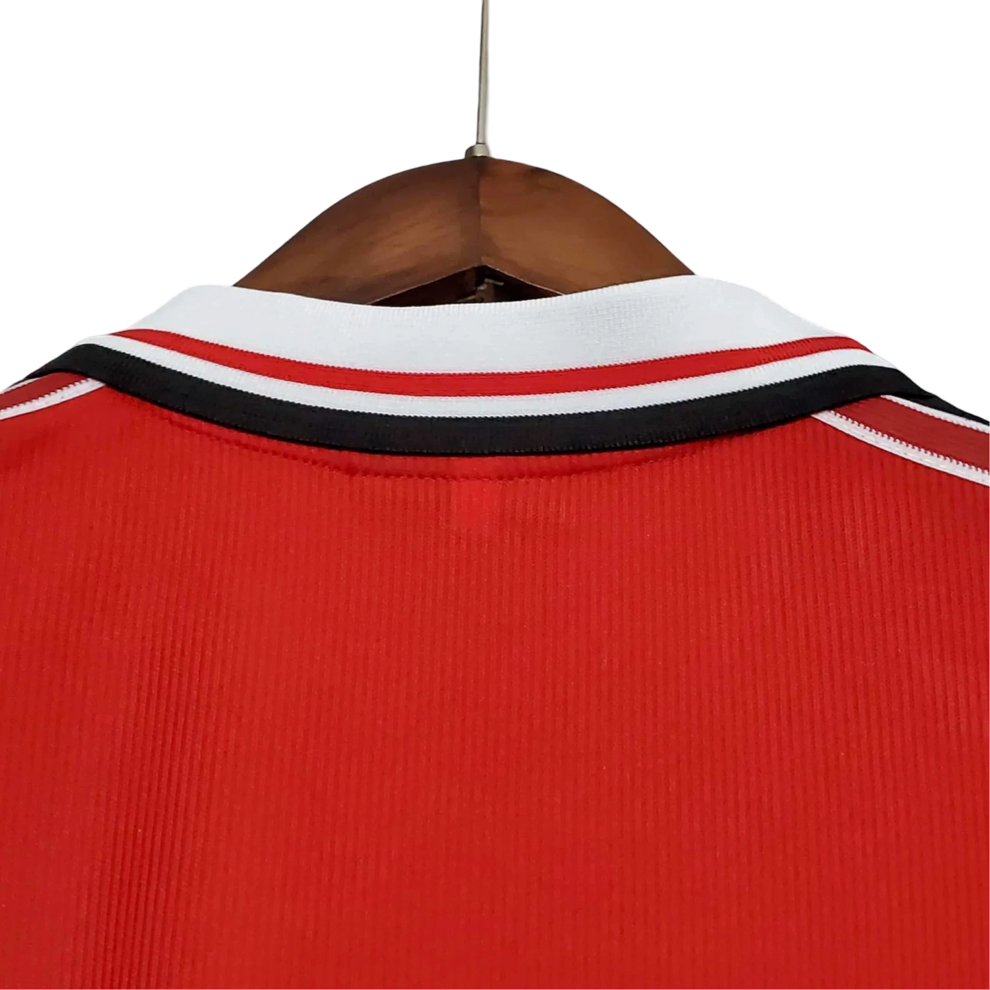 https://cdn.shopify.com/s/files/1/0826/7228/8075/files/19982000-manchester-united-sharp-home-retro-kit-classickits433-145341.webp?v=1741199202