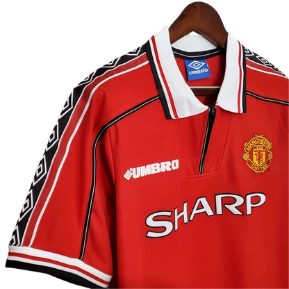 https://cdn.shopify.com/s/files/1/0826/7228/8075/files/19982000-manchester-united-sharp-home-retro-kit-classickits433-249203.webp?v=1741199204