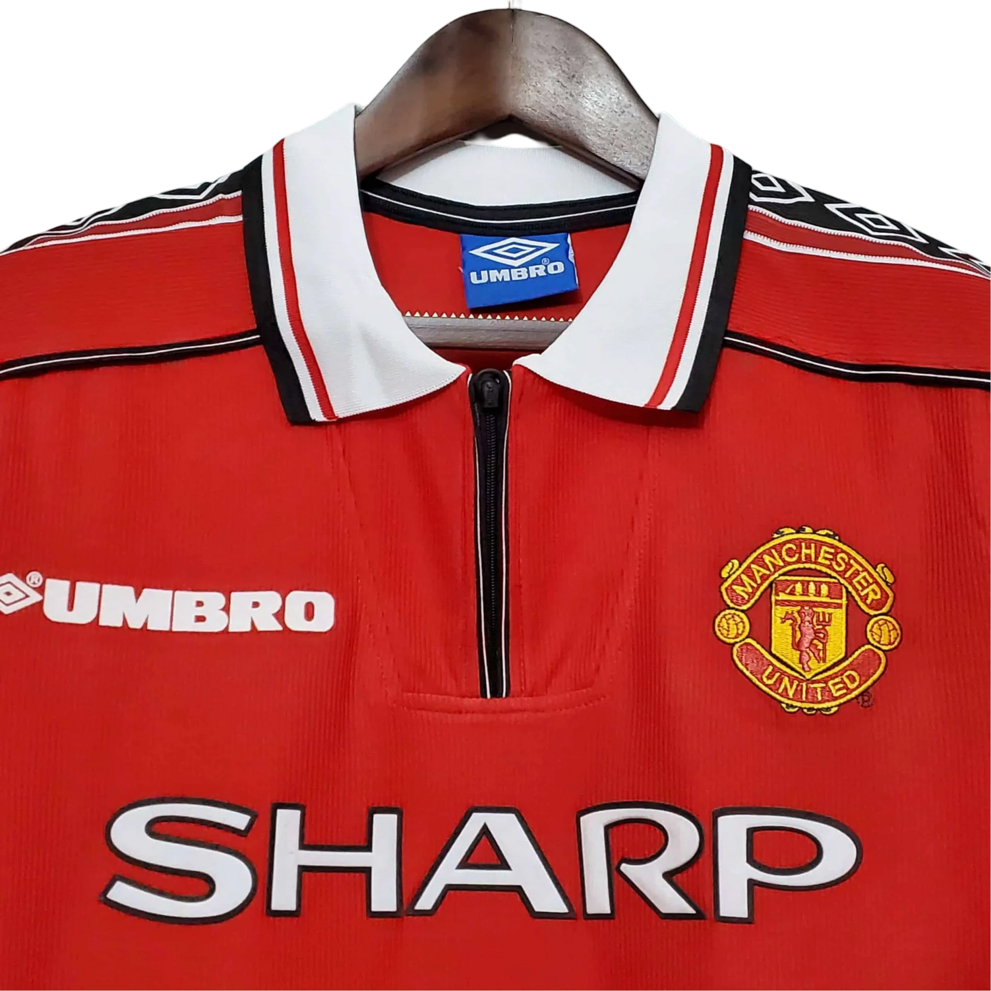 https://cdn.shopify.com/s/files/1/0826/7228/8075/files/19982000-manchester-united-sharp-home-retro-kit-classickits433-327536.webp?v=1741199202