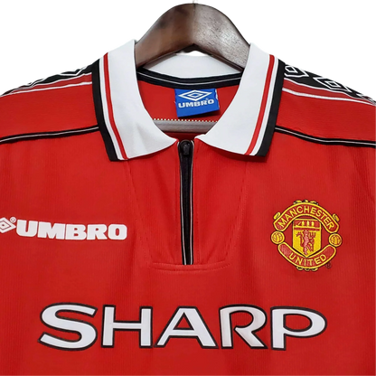 https://cdn.shopify.com/s/files/1/0826/7228/8075/files/19982000-manchester-united-sharp-home-retro-kit-classickits433-327536.webp?v=1741199202