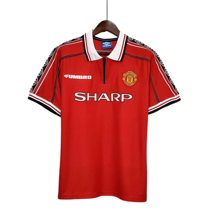 https://cdn.shopify.com/s/files/1/0826/7228/8075/files/19982000-manchester-united-sharp-home-retro-kit-classickits433-733338.webp?v=1741199202