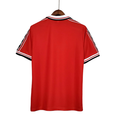 https://cdn.shopify.com/s/files/1/0826/7228/8075/files/19982000-manchester-united-sharp-home-retro-kit-classickits433-888924.webp?v=1741199202