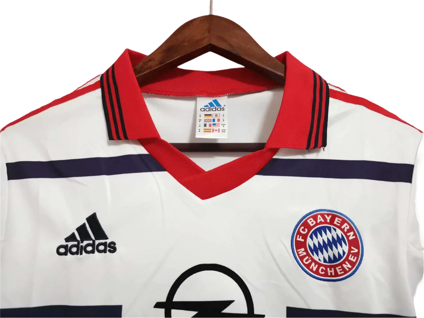 https://cdn.shopify.com/s/files/1/0826/7228/8075/files/19982001-bayern-munich-opel-away-retro-kit-classickits433-920712.webp?v=1741199404