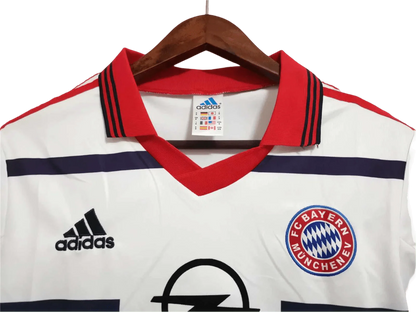https://cdn.shopify.com/s/files/1/0826/7228/8075/files/19982001-bayern-munich-opel-away-retro-kit-classickits433-920712.webp?v=1741199404