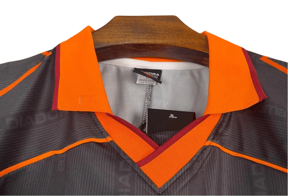 https://cdn.shopify.com/s/files/1/0826/7228/8075/files/19992000-as-roma-ina-assitalia-diadora-third-retro-kit-classickits433-409472.webp?v=1741199023