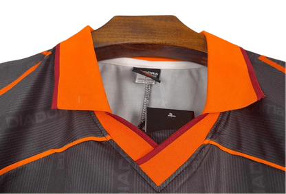 https://cdn.shopify.com/s/files/1/0826/7228/8075/files/19992000-as-roma-ina-assitalia-diadora-third-retro-kit-classickits433-409472.webp?v=1741199023