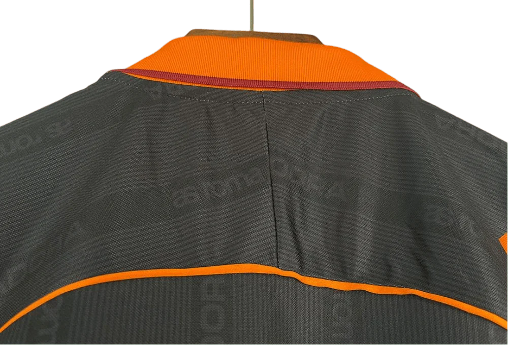 https://cdn.shopify.com/s/files/1/0826/7228/8075/files/19992000-as-roma-ina-assitalia-diadora-third-retro-kit-classickits433-544212.webp?v=1741199025